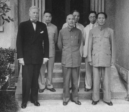 毛泽东赴重庆谈判时与蒋介石等人的合影.jpg